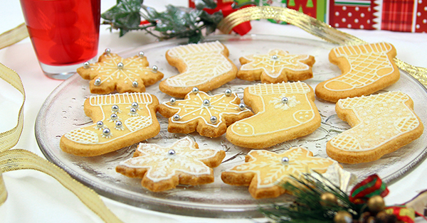 Biscotti Di Natale Decorati Con Ghiaccia Reale.Ricetta Biscotti Di Natale Alla Cannella Con Ghiaccia Reale Dolcidee