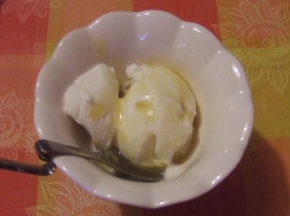 gelato allo yogurth greco e salsa alle pesche