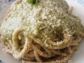 spaghetti integrali con pesto di zucchine e basilico