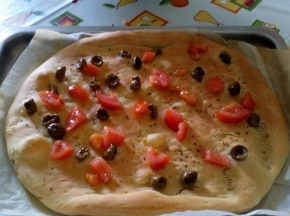 Focaccia con olive e pomodorini!!!