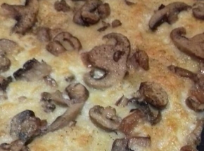 Pizza con mozzarella e funghi