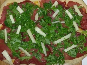 Pizza bresaola, rucola e parmigiano