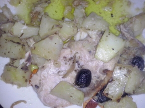 Fettine di maiale con olive e patate
