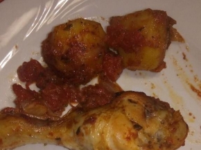 Pollo al forno con patate cipolle e pomodoro