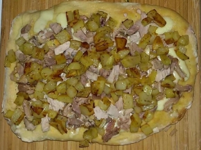 Pizza provola porchetta e patate