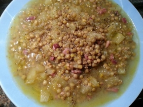 Zuppa di lenticchie, mele e speck