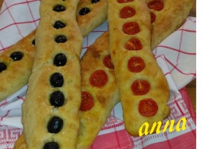 Stecche di pane con pomodorini e olive nere