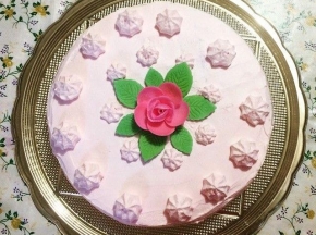 idea per decorare la mia torta zebrata rosa (https://www.dolcidee.it/ricette/dolcine/torta-rosa-zebrata)
