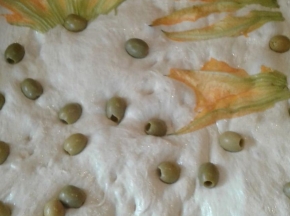 Focaccia alle olive e fior di zucca