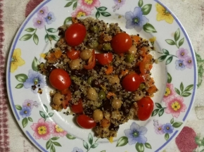 Quinoa con legumi e pomodorini