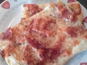 Pizza bianca con salame toscano