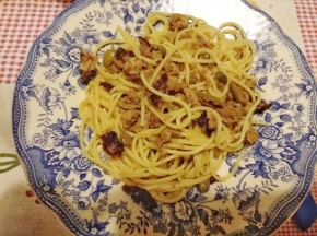 Pasta con tonno, olive, capperi e pomodori secchi