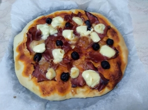 Pizza speck, mascarpone e olive nere