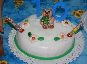 Torta di compleanno decorata con pasta di zucchero