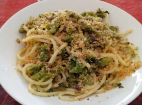 Spaghetti ai broccoli, acciughe e pangrattato