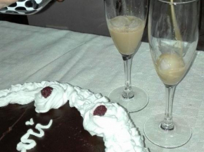 Torta di compleanno cioccolato,rum,panna e fragoline di bosco
