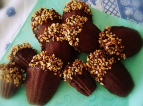 Madelines al cioccolato con copertura al cioccolato e granella di nocciole
