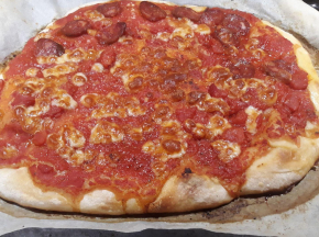 Pizza al pomodoro scamorza e salame