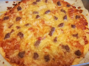 Pizza   con   mozzarella   , emental  e  salame