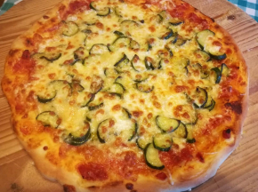 Pizza  zucchine   e  formaggio
