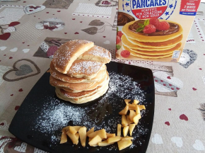 Pancake con mela e cannella nell'impasto