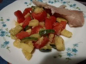 Zucchine, patate e pomodori