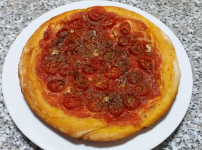 Pizza con pomodorini
