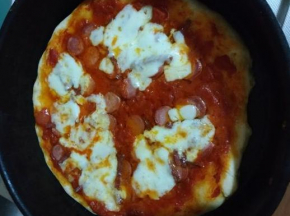 Pizza con wurstel, mozzarella e salame