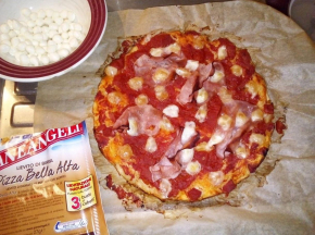 pizza alta al prosciutto cotto e perline di mozzarella
