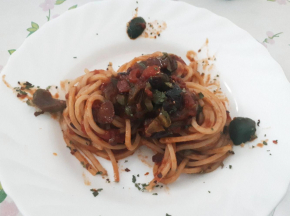 Spaghetti alla chitarra con olive miste, capperi e peperoni cruschi.