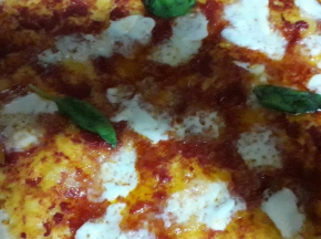 pizza Margherita al basilico