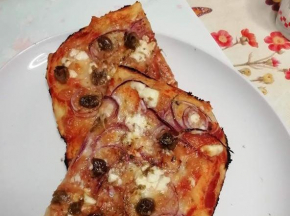 Pizza in teglia feta cipolle e olive taggiasche