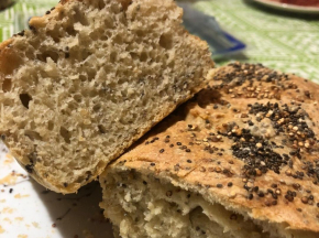 Pane con semi di chia e quinoa