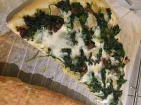 Pizza con broccoli e salsiccia