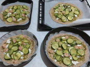 Pizza integrale con pesto di basilico, zucchine e gamberetti