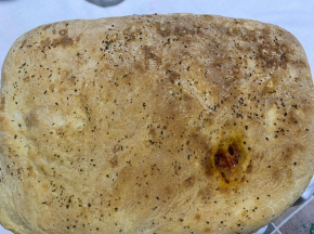 Un connubio di mozzarella e pomodoro in un guscio di pane