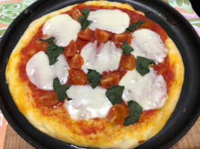 pizza margherita con basilico e pomodorini
