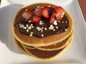 Pancakes alle fragole e decorazione con cioccolato