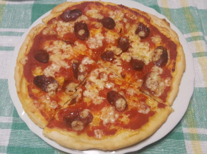 Pizza Margherita con Salame Dolce