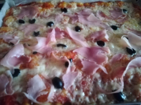 pizza alta in teglia provolone  prosciutto  e olive