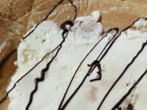 Pancakes con gelato alla vaniglia e guarnizione