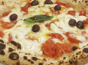 Pizza Pomodorini del Piennolo e Olive nere