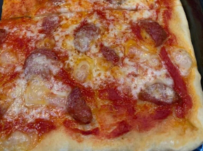 Pizza in Teglia Salame e Parmigiano