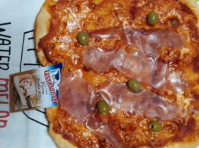 Pizza con crudo e olive