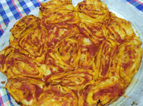 Rose di pizza al prosciutto, mozzarella e pomodoro