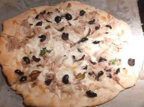 Pizza tonno cipolle e olive nere