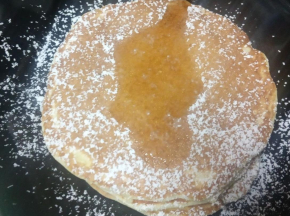 Pancake con sciroppo d'acero e zucchero al velo