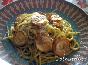 Spaghetti con pesto di pistacchi e zucchine fritte alla siciliana