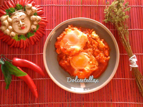 Uova con salsa di pomodoro datterino e peperoncino rosso Etna