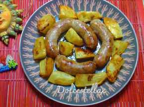 Salsiccia condita con patate al forno